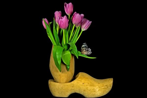 Ramo de tulipanes con mariposa en zapato —  Fotos de Stock