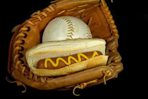 Hot dog w rękawicy piłką — Zdjęcie stockowe