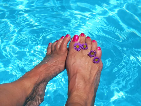 Pretty feet in pool — Stock Photo, Image