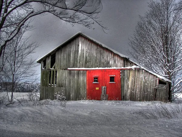 Червоні двері сарай — стокове фото