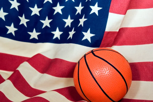 Баскетбол на американском флаге — стоковое фото