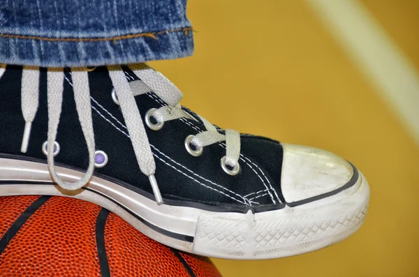 Sneaker on basketbal — Stock Photo, Image