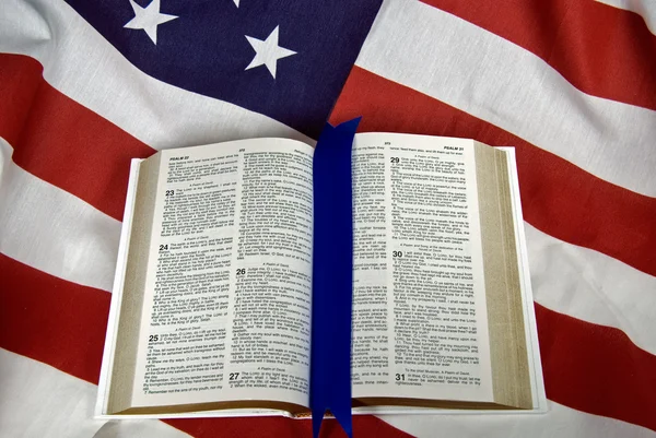 Bíblia aberta na bandeira — Fotografia de Stock