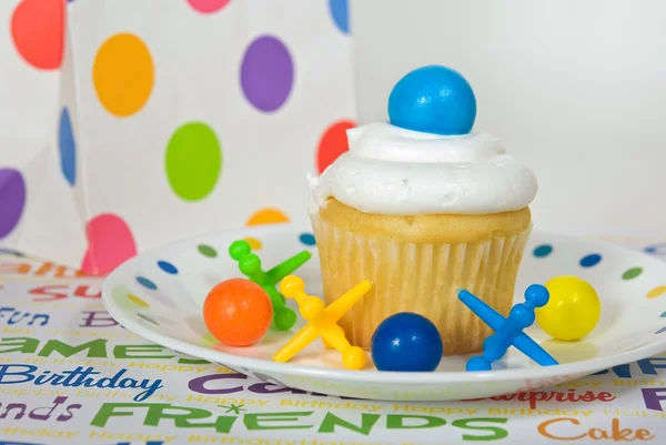 ゴム ボールの誕生日ケーキ — ストック写真