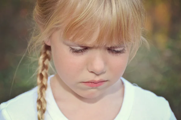 Küçük kız somurtarak — Stok fotoğraf