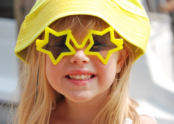 Malá holčička v hvězda sluneční brýle — Stock fotografie