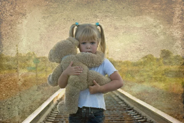 伤心的女孩与玩具熊 — 图库照片