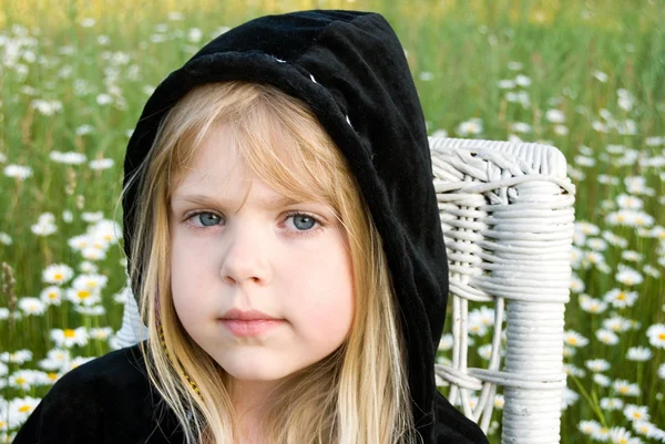Παιδί με μαύρο hoodie — Φωτογραφία Αρχείου