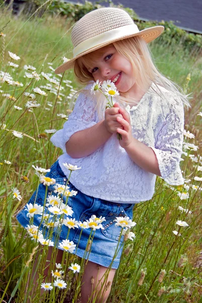 Girl with wild daisy bouquet — Stock Photo, Image