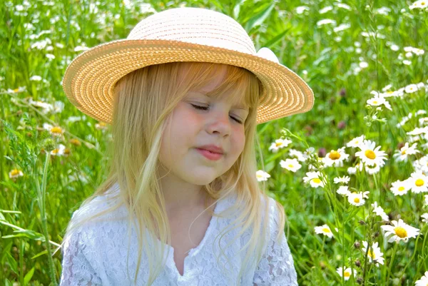 Plaché dítě v oboru daisy — Stock fotografie
