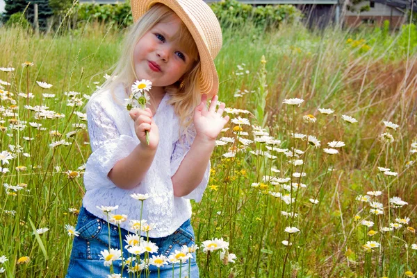 Silly child with daisies — Stock Photo, Image