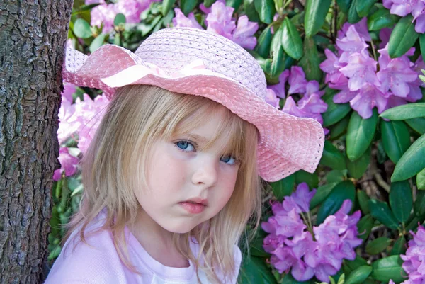 Menina em chapéu rosa — Fotografia de Stock