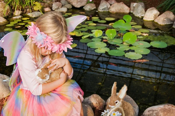 Казкова дитина обіймає кролика — стокове фото
