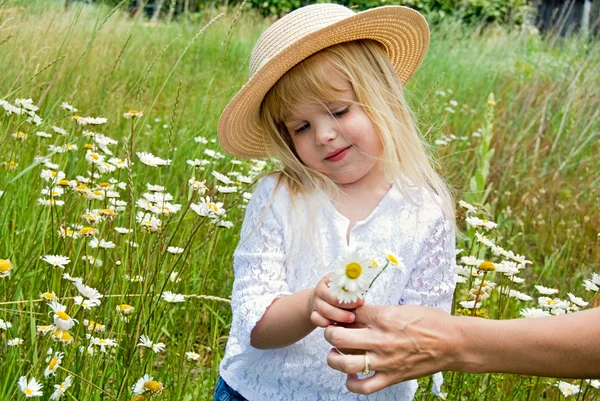 Usmívající se dítě dává kytice — Stock fotografie