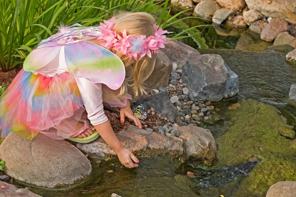Κορίτσι νεράιδα με πεταλούδα — Φωτογραφία Αρχείου