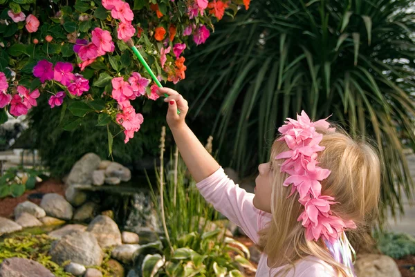 Fada criança pintando flores — Fotografia de Stock