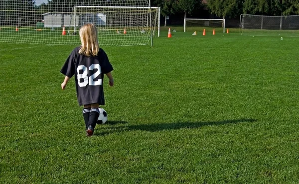 Petite fille jouant au football — Photo