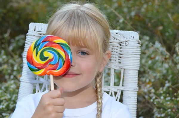 Dívka s barevné lízátko — Stock fotografie