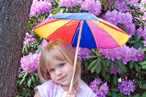 Criança pequena com guarda-chuva colorido — Fotografia de Stock
