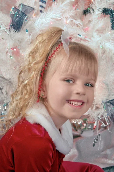 Criança sorridente pela árvore de Natal — Fotografia de Stock