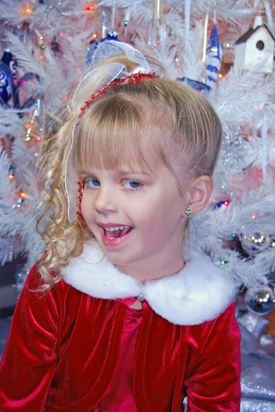 Linda niña junto al árbol de Navidad — Foto de Stock