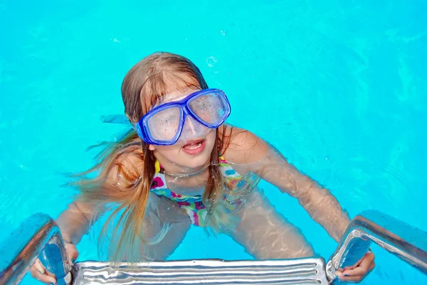 蓝色泳镜的女孩 — 图库照片