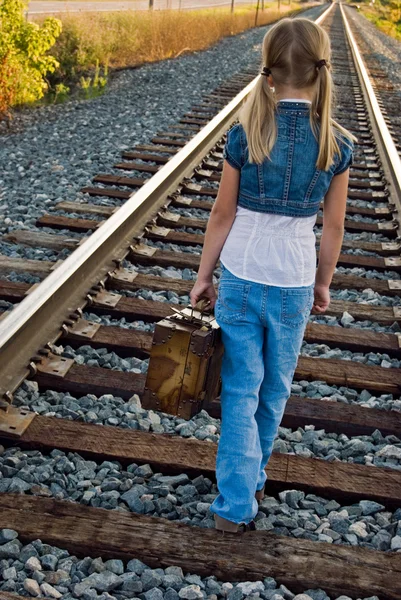 Κοριτσάκι σε σιδηροδρομικές γραμμές — Φωτογραφία Αρχείου