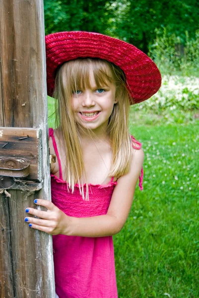 Дівчина з капелюхом і сарафаном — стокове фото
