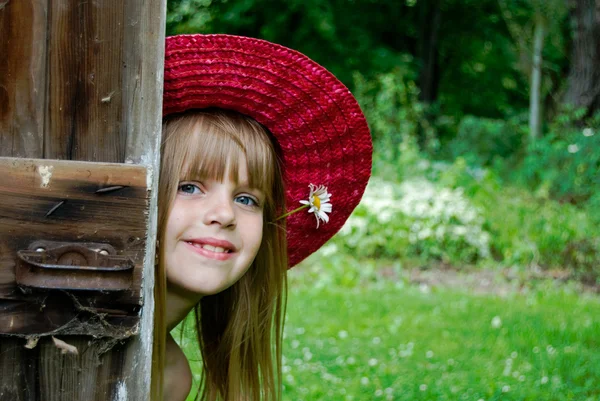 Menina jovem usando chapéu de verão — Fotografia de Stock