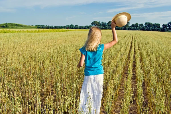 Klein meisje in tarweveld — Stockfoto