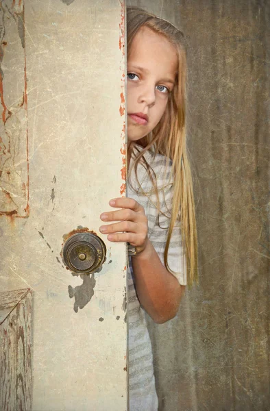Κορίτσι, κρυφοκοιτάζουν γύρω από την πόρτα — Φωτογραφία Αρχείου