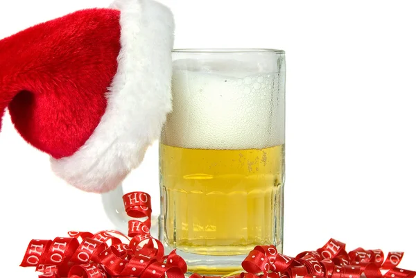 Chapéu de Pai Natal em uma cerveja — Fotografia de Stock