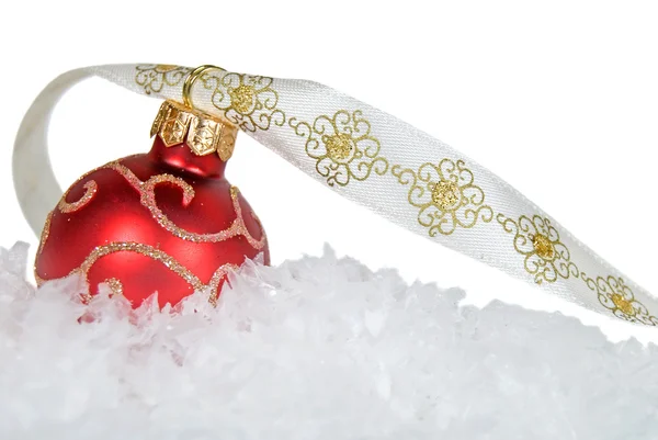 Rotes Ornament im Schnee — Stockfoto