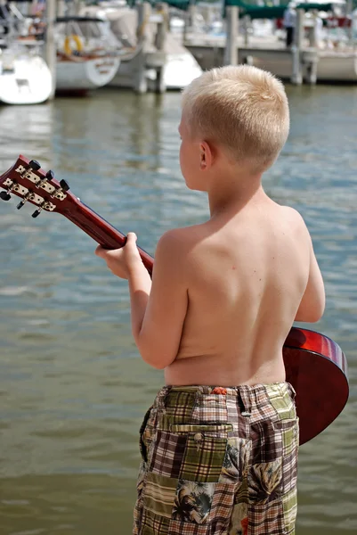 Игра на гитаре у залива — стоковое фото