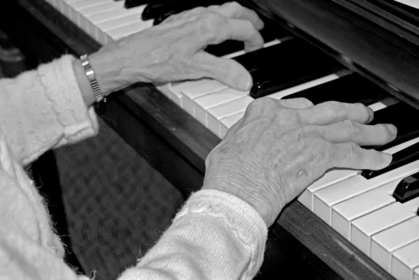Oude vrouw piano spelen — Stockfoto