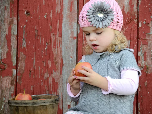 Маленька дівчинка тримає яблуко — стокове фото