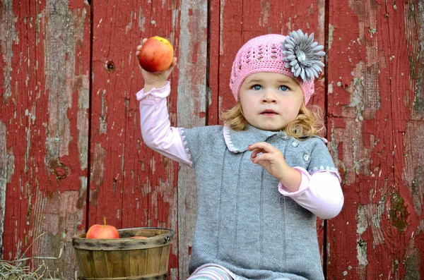 Child ready to throw an apple — Stock Photo, Image