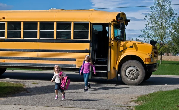 Les enfants descendent du bus scolaire — Photo