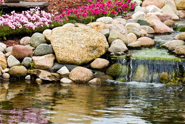 Rock bahçe şelale — Stok fotoğraf