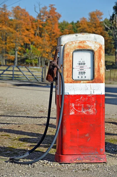 Rezavý vinobraní benzínu čerpadlo — Stock fotografie