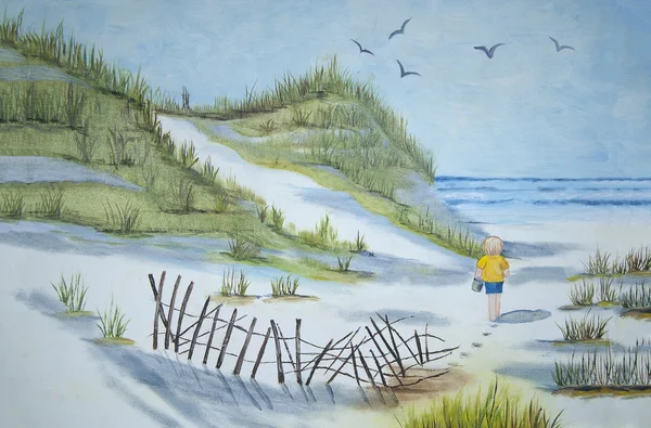 Дитина вигулює пляж — стокове фото