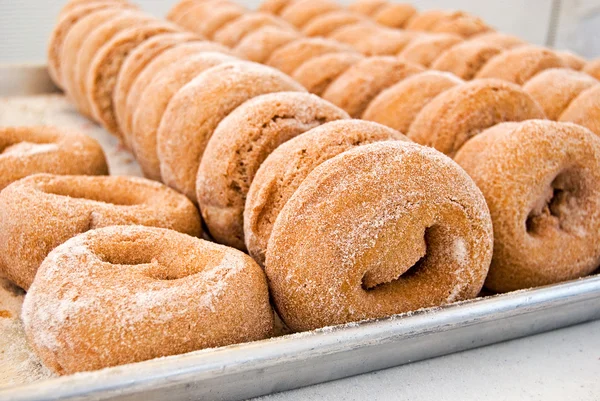 Bandeja de donuts de açúcar — Fotografia de Stock