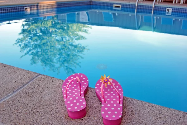 Rózsaszín polka dot flip papucs — Stock Fotó