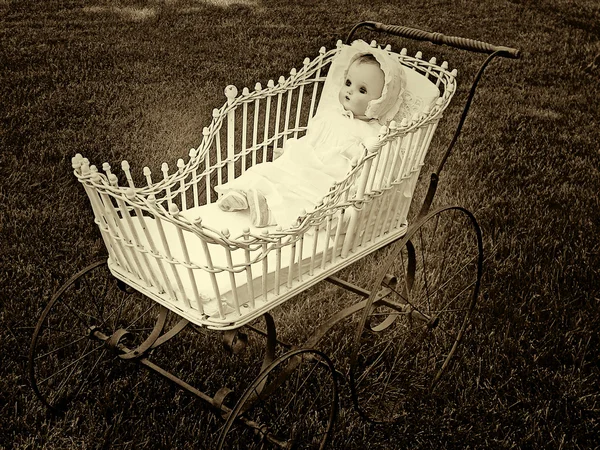 Lalka noworodek w vintage buggy. — Zdjęcie stockowe