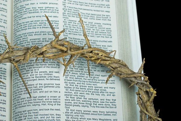 Corona de espinas en la Sagrada Biblia — Foto de Stock