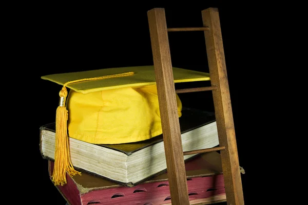 Gorra de graduación de oro con escalera — Foto de Stock