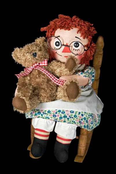Тряпичная кукла с плюшевым мишкой — стоковое фото