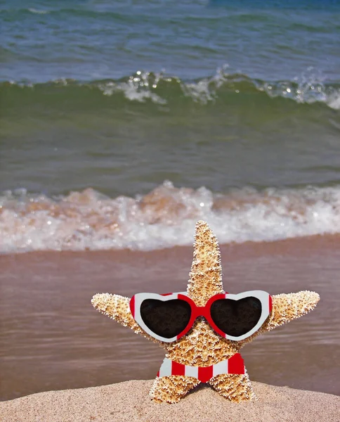 Starfish in een gestreepte bikini — Stockfoto