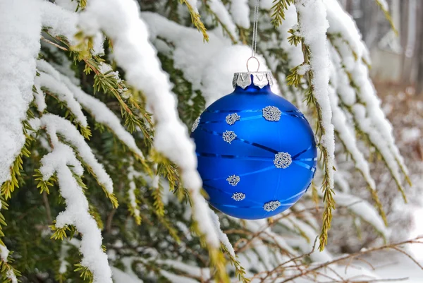 Jul prydnad på snöiga tall — Stockfoto