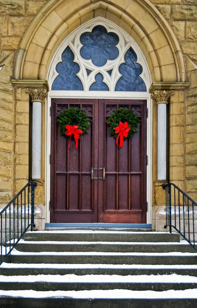 Christmas wreaths on church doors — Stock Photo, Image